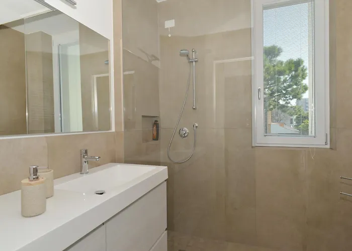 Moderno 3 Con Piscina Piazza Aurora