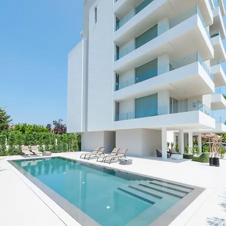Moderno 3 Con Piscina Piazza Aurora