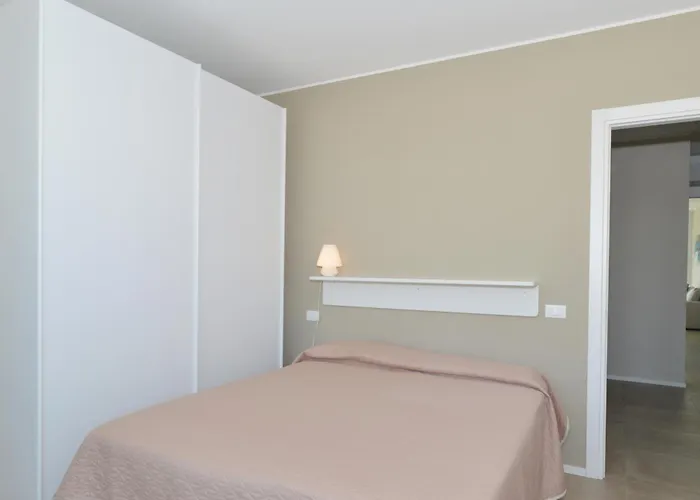 Moderno 3 Con Piscina Piazza Aurora 아파트